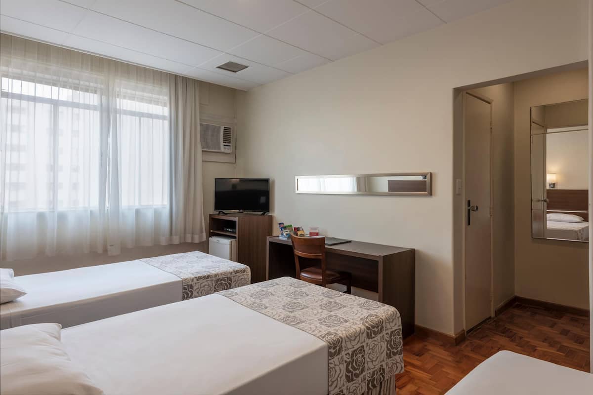 Een minibar, een kluis op de kamer, een bureau, geluiddichte muren