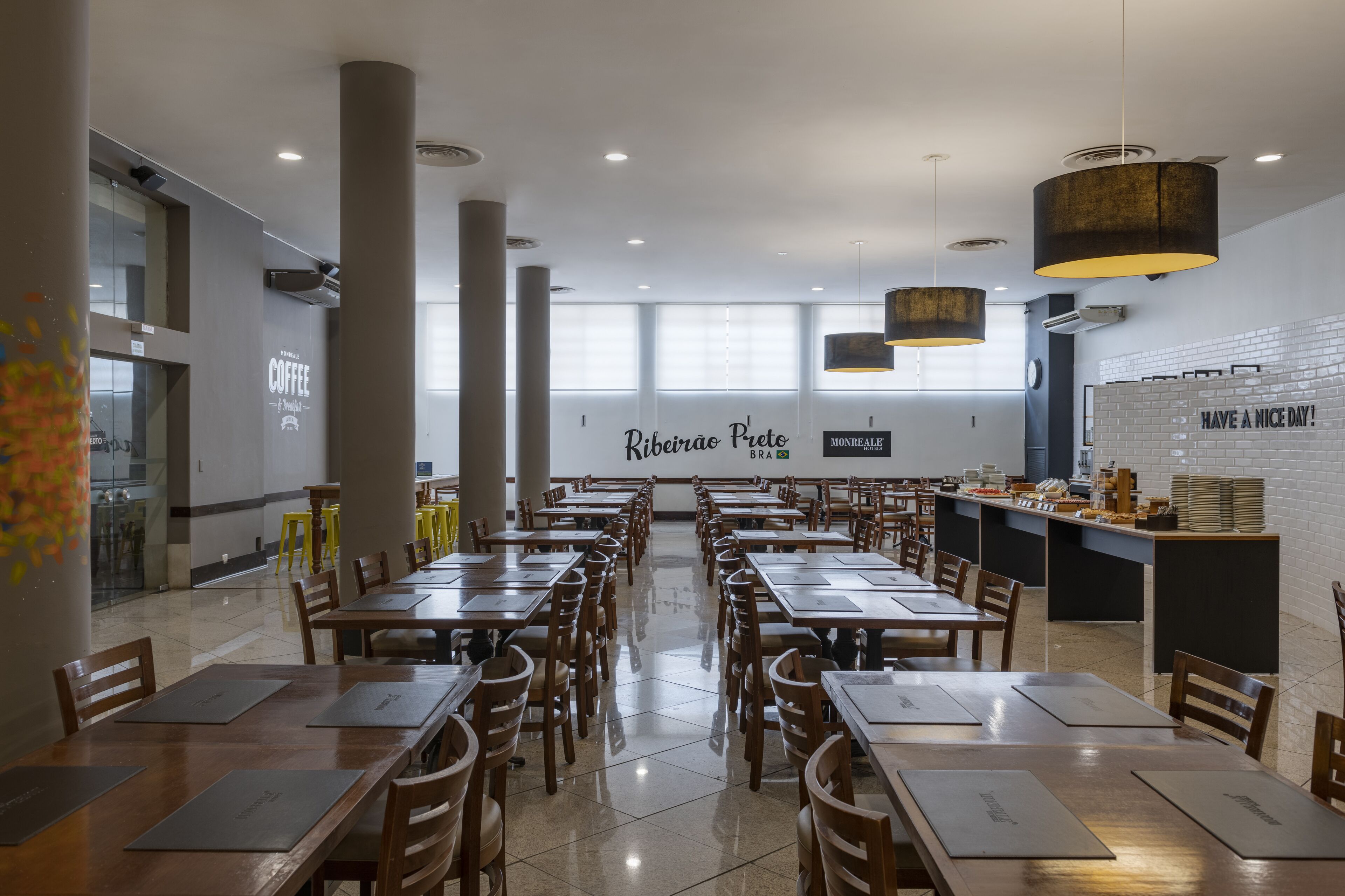 Free buffet breakfast on weekdays 