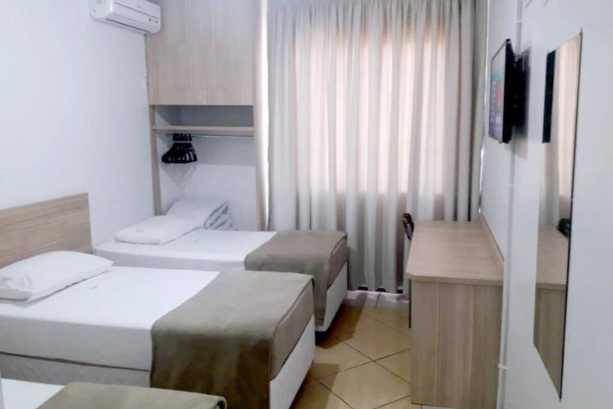 Minibar, escritorio, wifi gratis y ropa de cama 