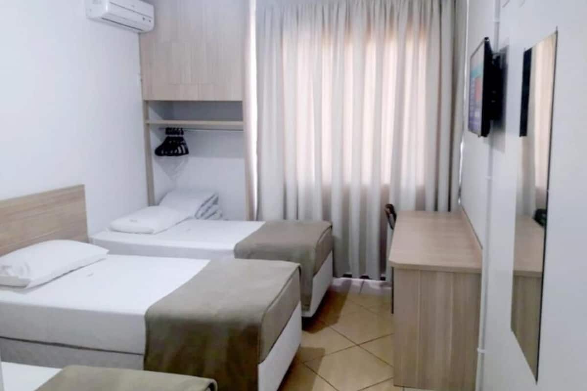 Habitación Deluxe, 3 camas individuales | Minibar, escritorio, wifi gratis y ropa de cama