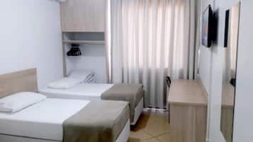 Kamar Deluks, 3 Tempat Tidur Twin | Minibar, meja kerja, Wi-Fi gratis, dan seprai linen