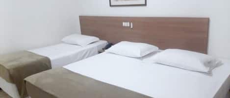Chambre Deluxe, plusieurs lits | Minibar, bureau, Wi-Fi gratuit, draps fournis