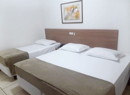 Minibar, escritorio, wifi gratis y ropa de cama