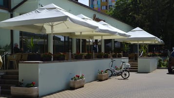 2 restaurants servant le petit déjeuner, le déjeuner et le dîner