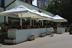 2 restaurants; breakfast, lunch, and dinner served
