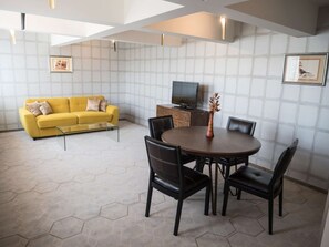 Executive Suite, 1 King Bed, Non Smoking (Living Room)