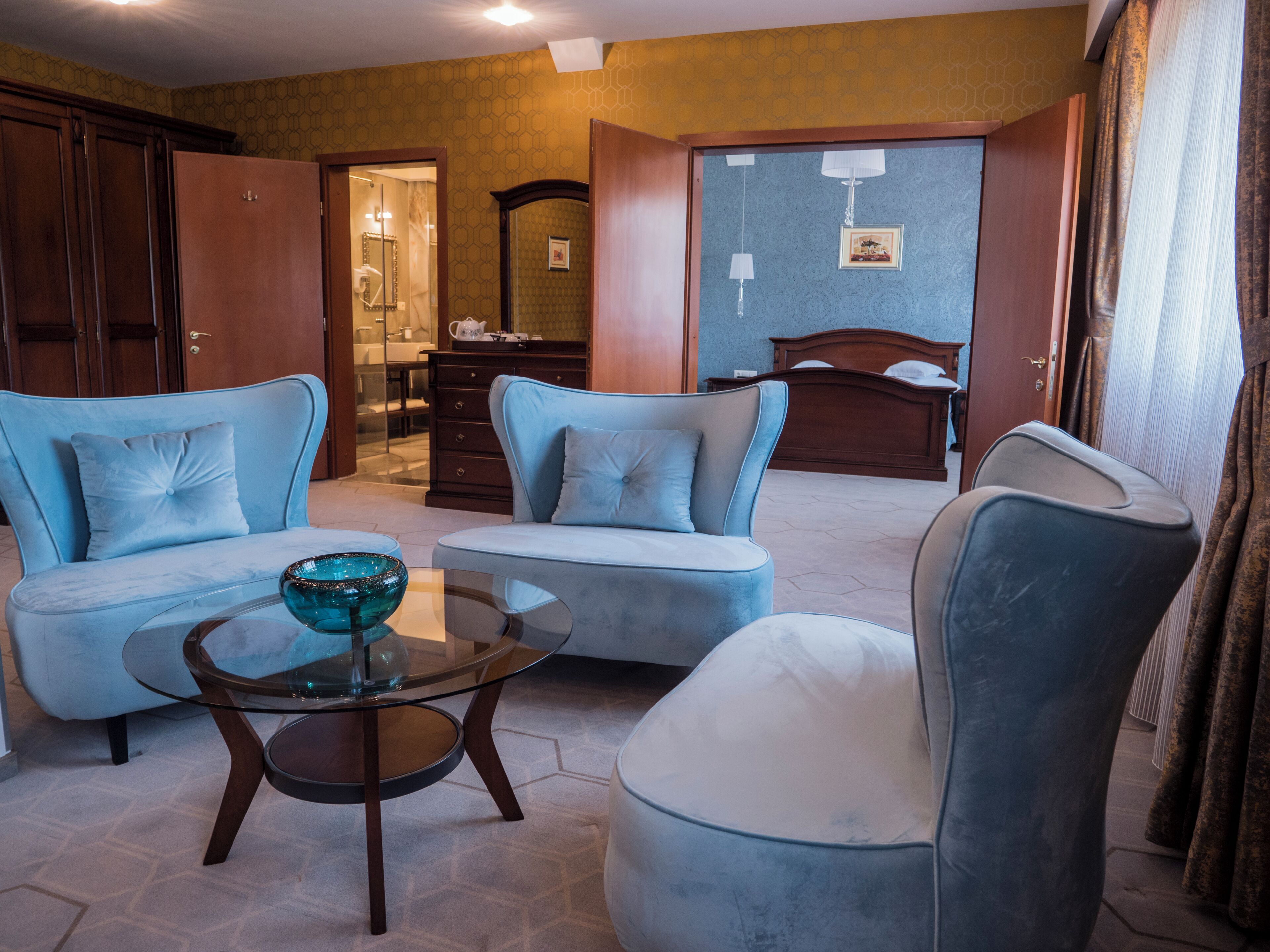 Executive Suite, 1 King Bed, Non Smoking (Living Room) | Living area