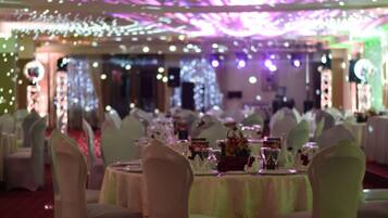 2 restaurants, breakfast, lunch, dinner served; international cuisine