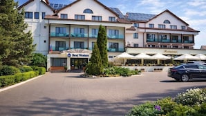 Ein Hotel mit Best Western Schild, einem Restaurant und einem geparkten Auto davor.