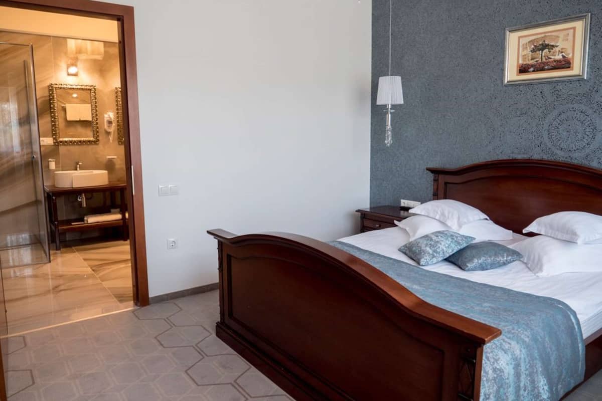 executive suite, 1 king bed, non smoking (living room) | in-room safe, desk, iron/ironing board, free wifi