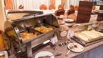 2 restaurantes, se sirven desayunos, comidas y cocina internacional