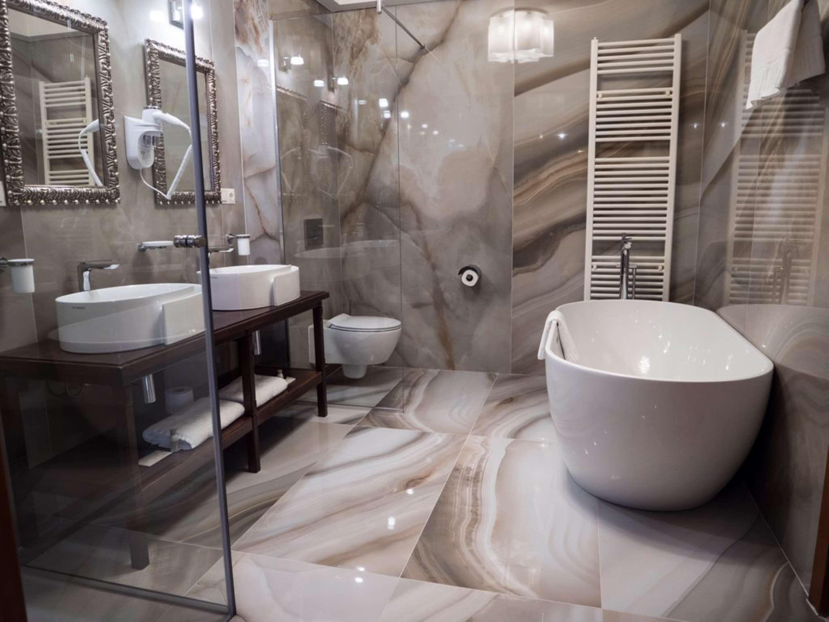 executive suite, 1 king bed, non smoking (living room) | bathroom | shower, hair dryer, slippers, towels