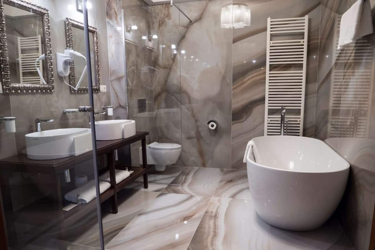 executive suite, 1 king bed, non smoking (living room) | bathroom | shower, hair dryer, slippers, towels