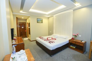 Minibar, caja de seguridad en la habitación y escritorio 