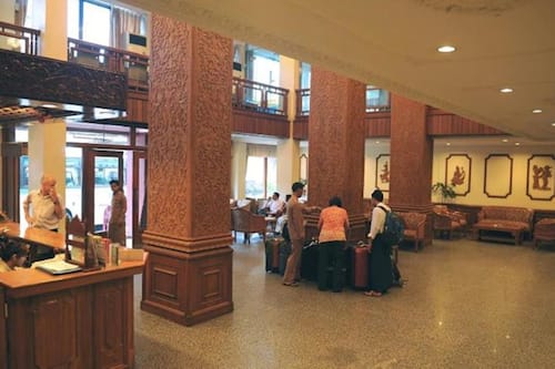 Coin salon dans le hall