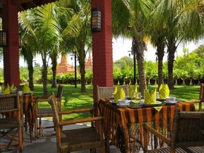 Lunch and dinner served, alfresco dining - Thazin Garden Hotel (Nyaung-U)