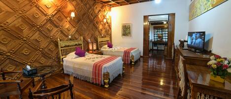 Minibar, caja de seguridad en la habitación y escritorio