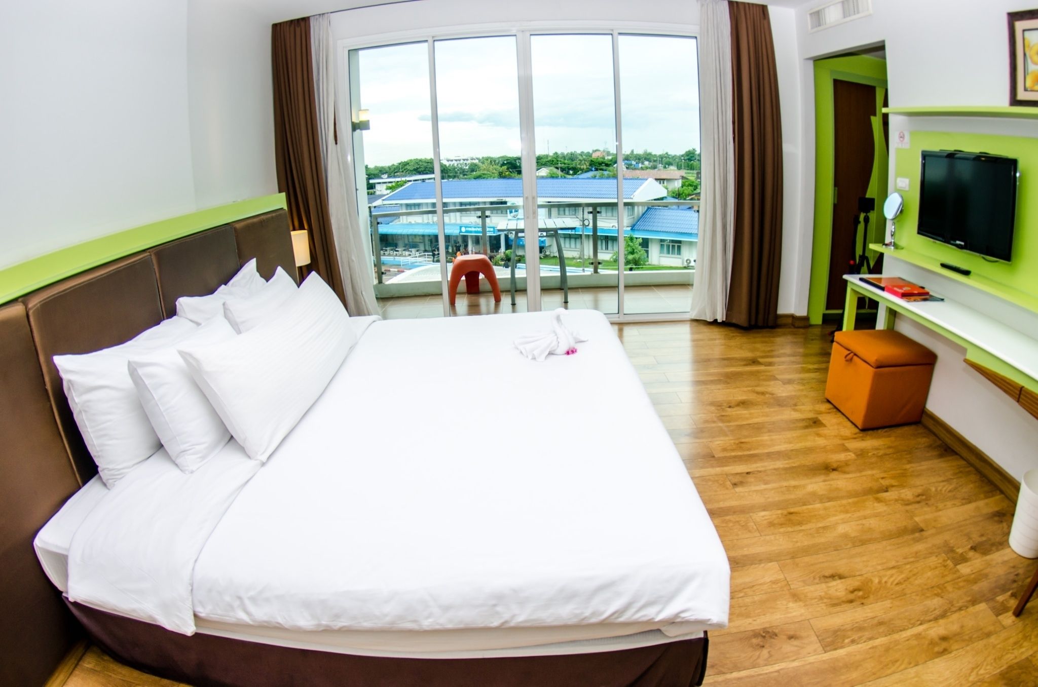 deluxe room | in-room safe, desk, free wifi