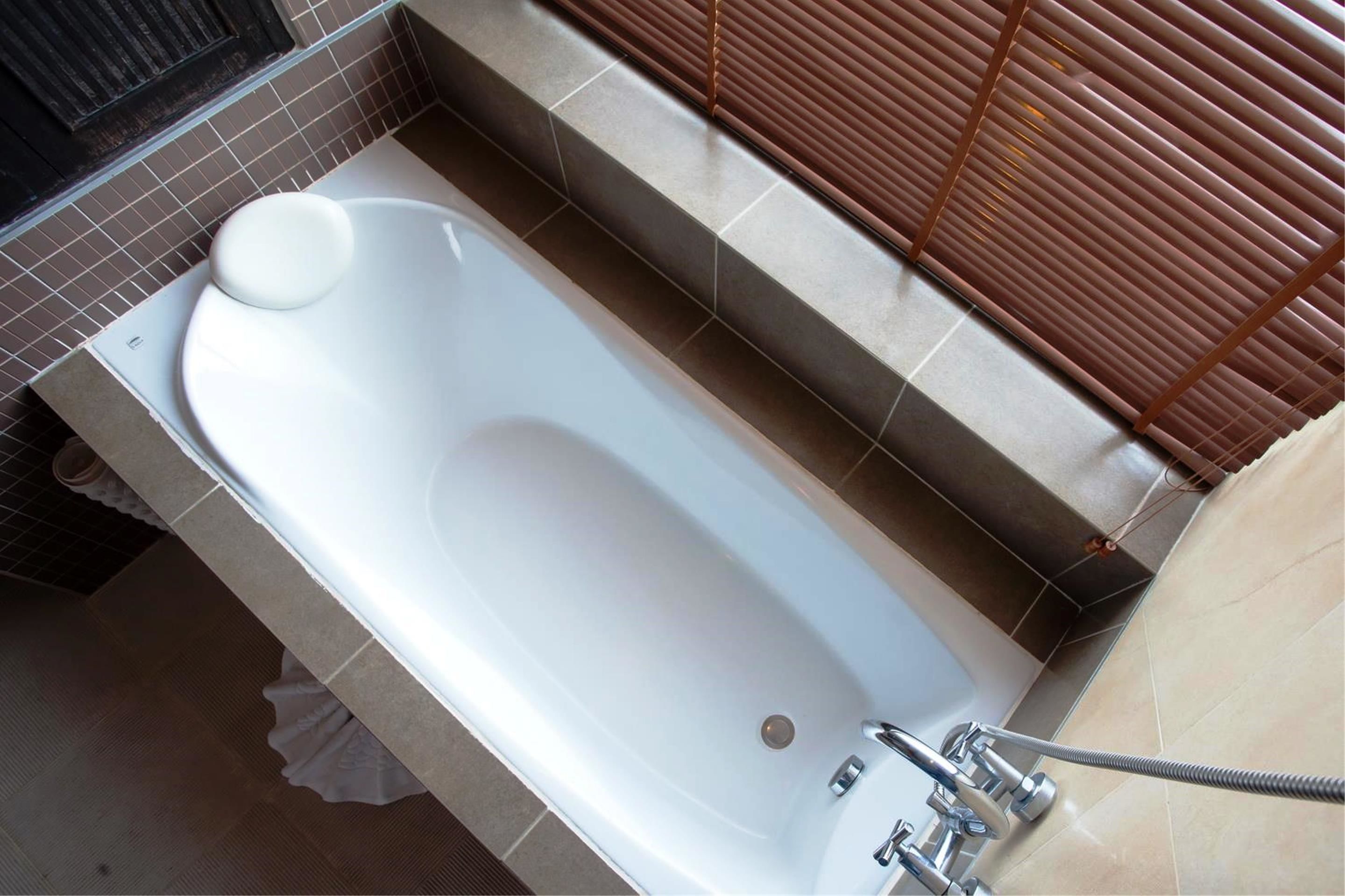 deluxe room | deep-soaking bathtub