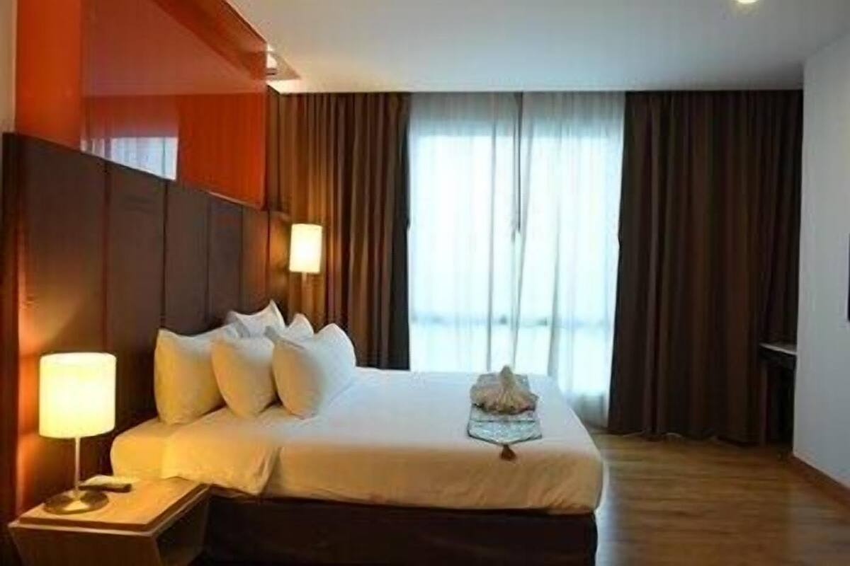 In-room safe, desk, free WiFi