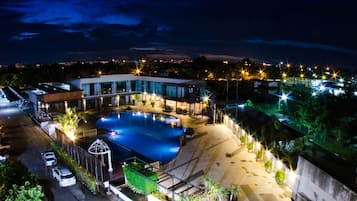 Outdoor pool, sun loungers