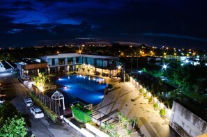 Hồ bơi ngoài trời, ghế dài tắm nắng 