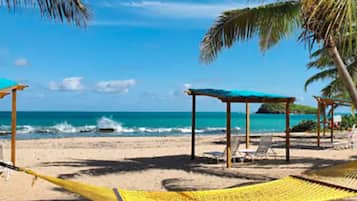 Playa privada, camas de playa gratuitas y camastros