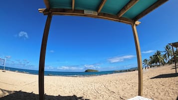 Privatstrand, Cabañas (kostenlos), Liegestühle, Massagen am Strand