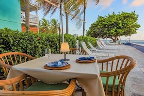 Serveert ontbijt, lunch, diner, internationale gerechten, strandzicht