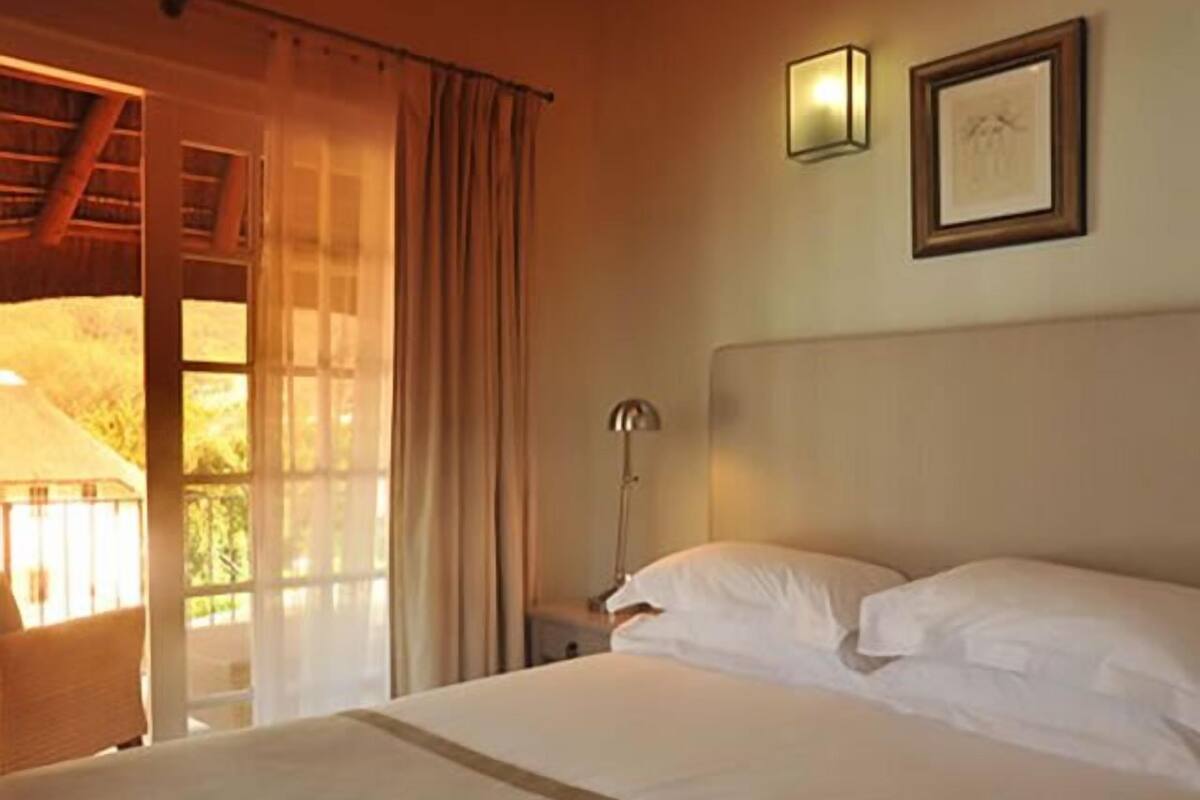 Villa, 1 Bedroom | Peti besi dalam bilik, meja, seterika/papan seterika 