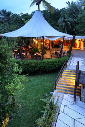 Restaurant - Hotel Villa Maya (Flores)