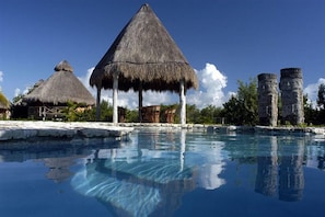 Piscine extérieure, parasols de plage