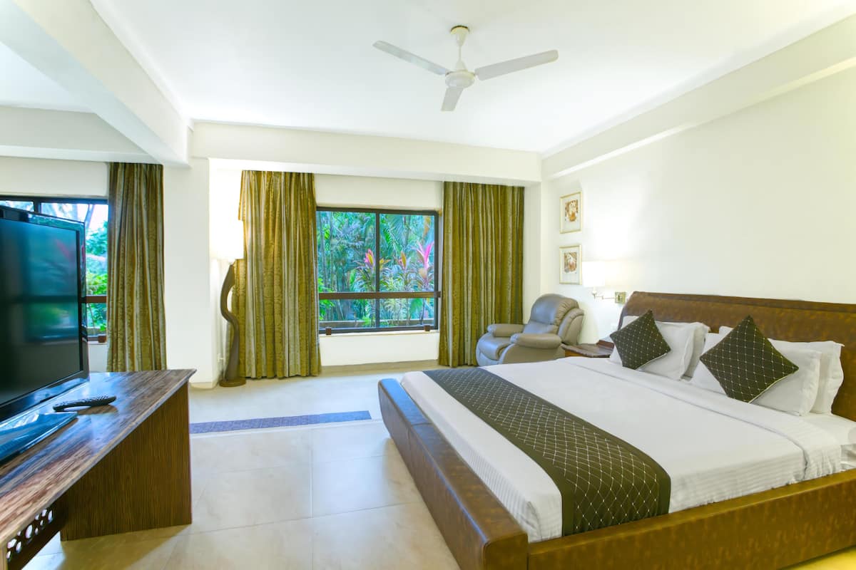 Suite | Premium bedding, memory foam beds, in-room safe, desk