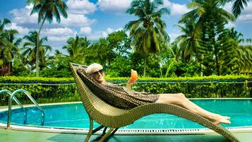 Outdoor pool, pool umbrellas, sun loungers