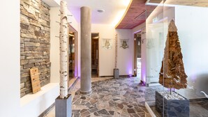A lobby with stone walls, a wooden ceiling, and a stone floor. - Hotel Restaurant Waldsägmühle (Pfalzgrafenweiler)