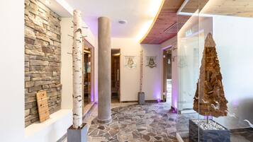 Couples treatment room(s), sauna, hot tub, Turkish bath/hammam