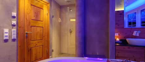 Salas de tratamientos para parejas, sauna, bañera de hidromasaje