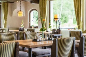 Breakfast, lunch and dinner served