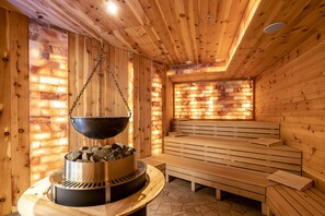 Salas de tratamiento para parejas, sauna y tina de hidromasaje 