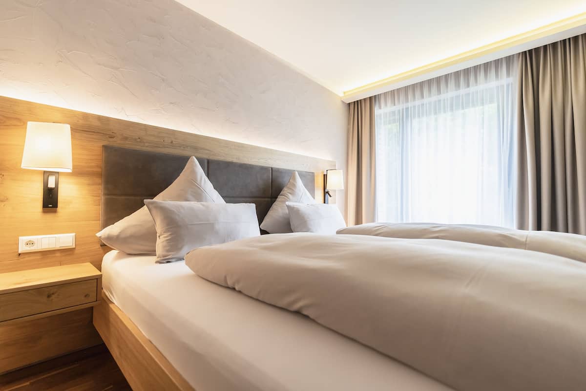 gallery suite | 1 bedroom, premium bedding, pillow-top beds, minibar