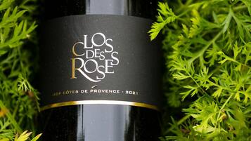 Una botella de vino con la etiqueta