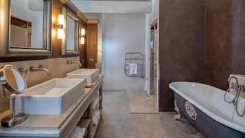 Articles de toilette gratuits, sĂšche-cheveux, peignoirs, chaussons