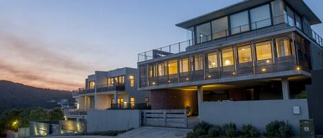 Fachada de la propiedad por la tarde o noche