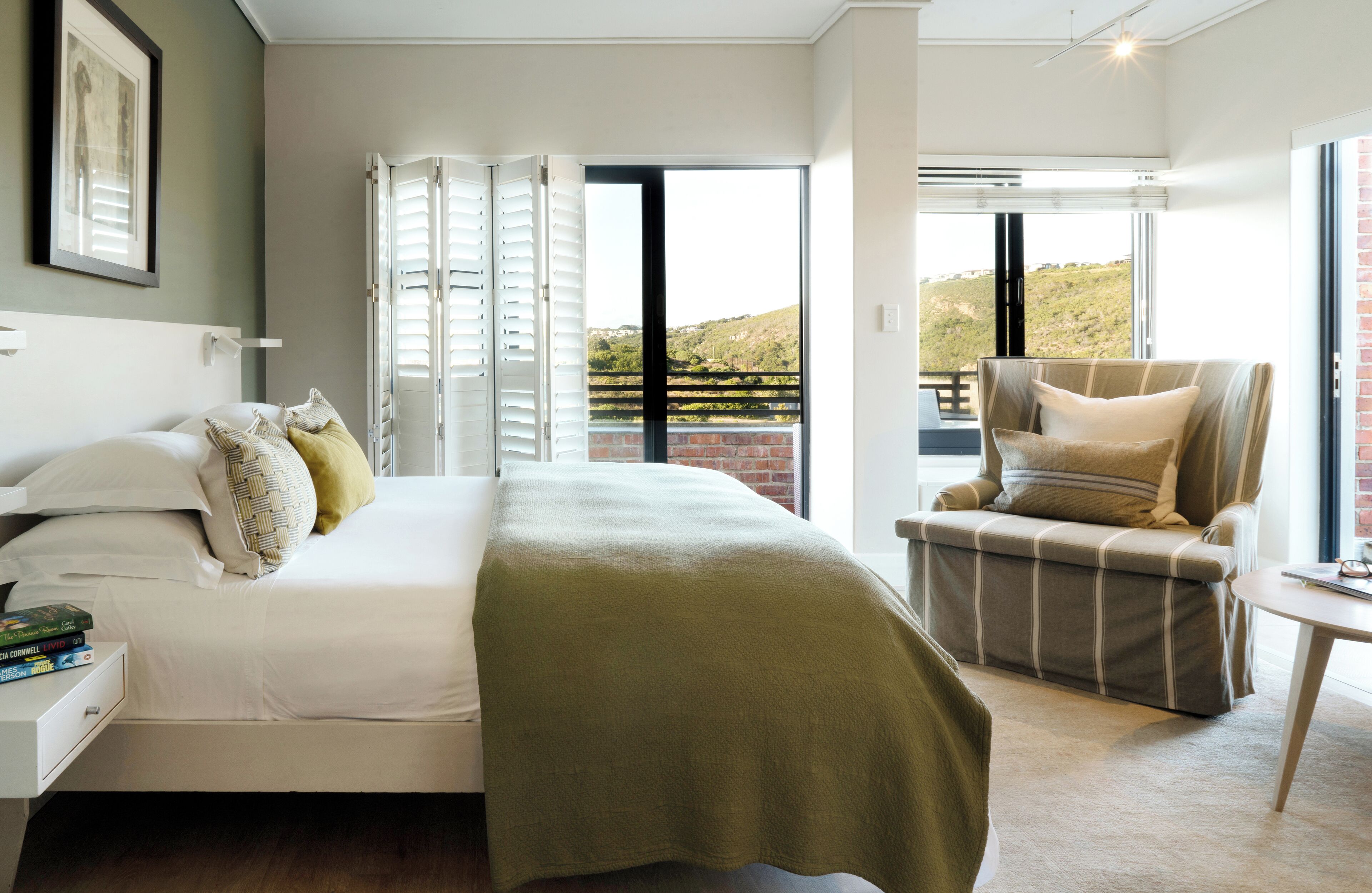 高级房 (5) | 高档床上用品、客房内保险箱、特色装修、特色家居