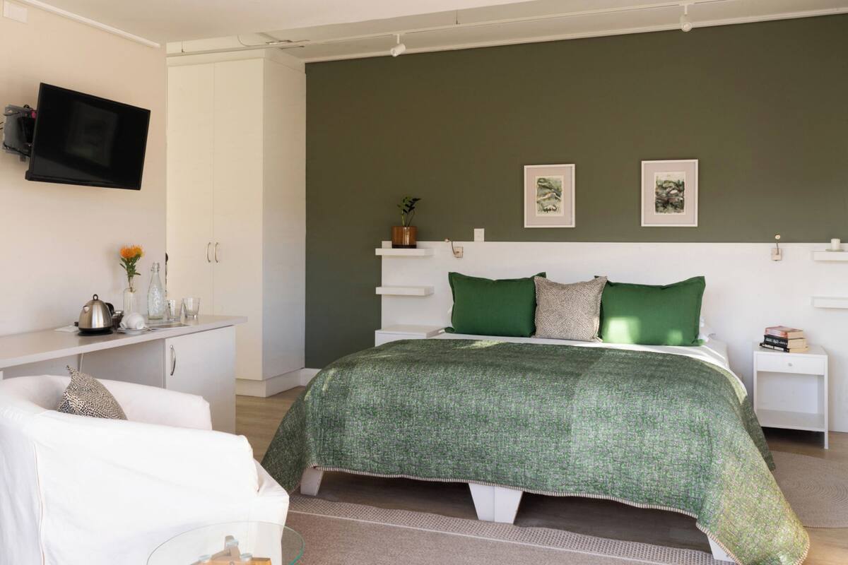 Superior Room 8 | Premium bedding, in-room safe, blackout drapes
