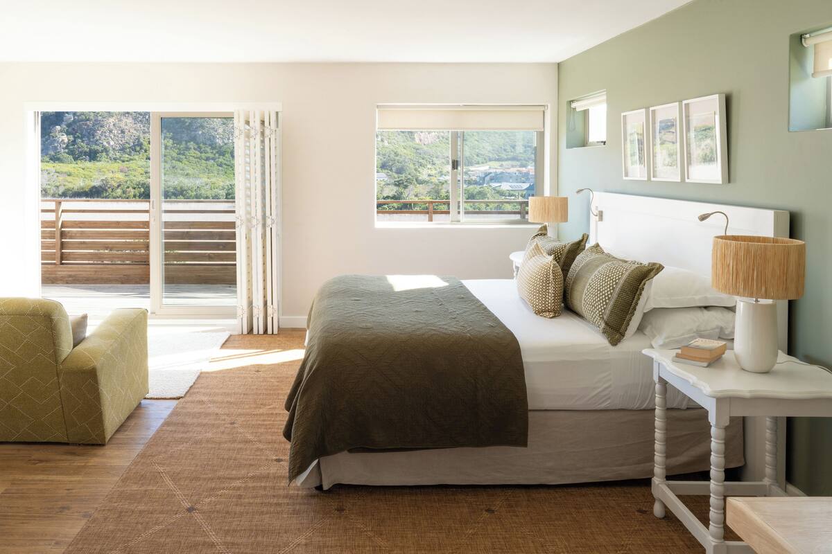 Brakvlei Room 1 | Premium bedding, in-room safe, blackout drapes