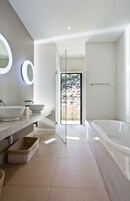 Bañera y ducha independientes, bañera profunda