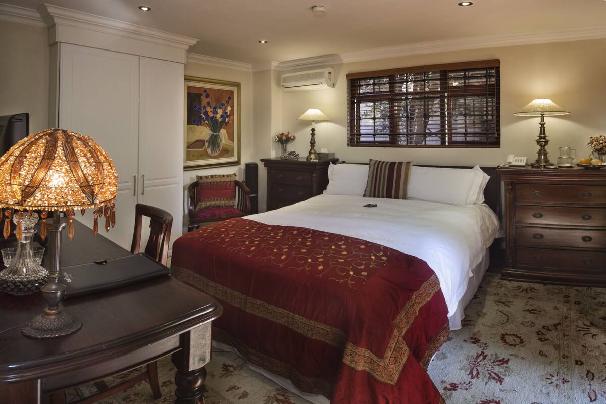 Egyptian cotton sheets, premium bedding, pillow-top beds, minibar