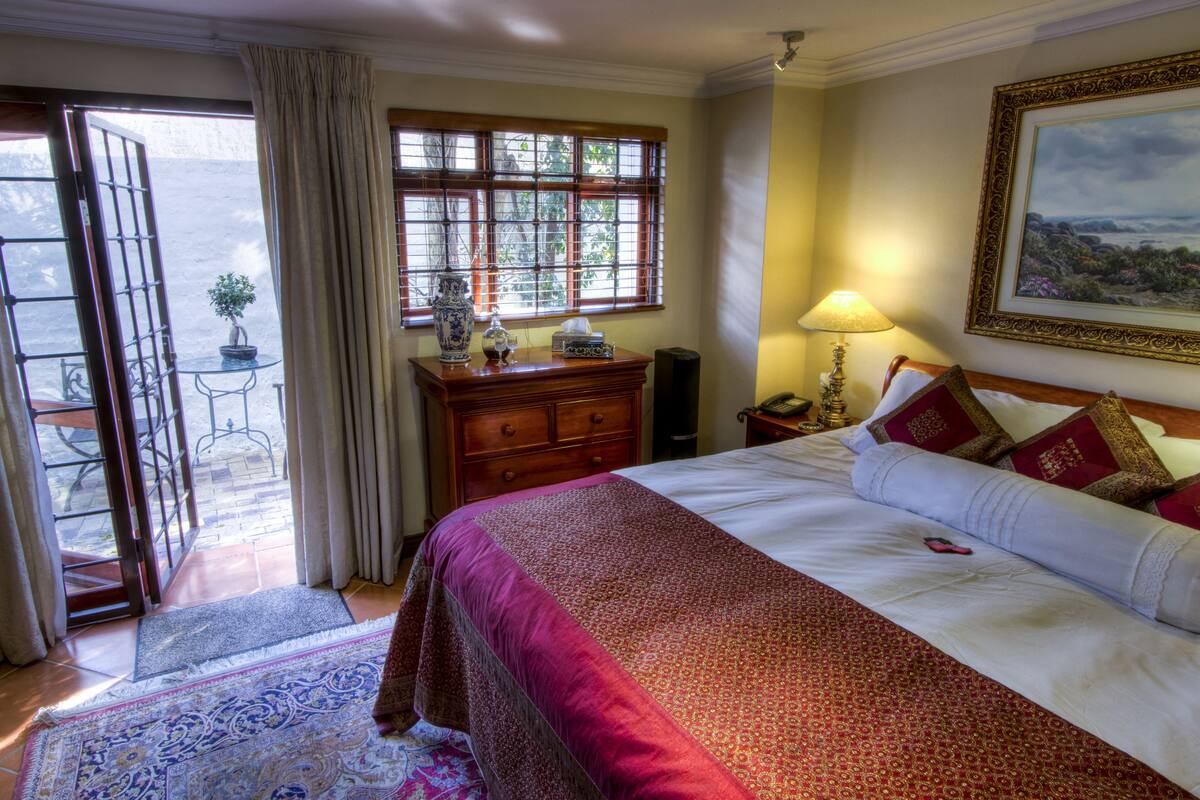 Egyptian cotton sheets, premium bedding, pillow-top beds, minibar