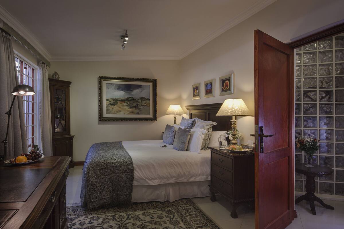 Egyptian cotton sheets, premium bedding, pillow-top beds, minibar